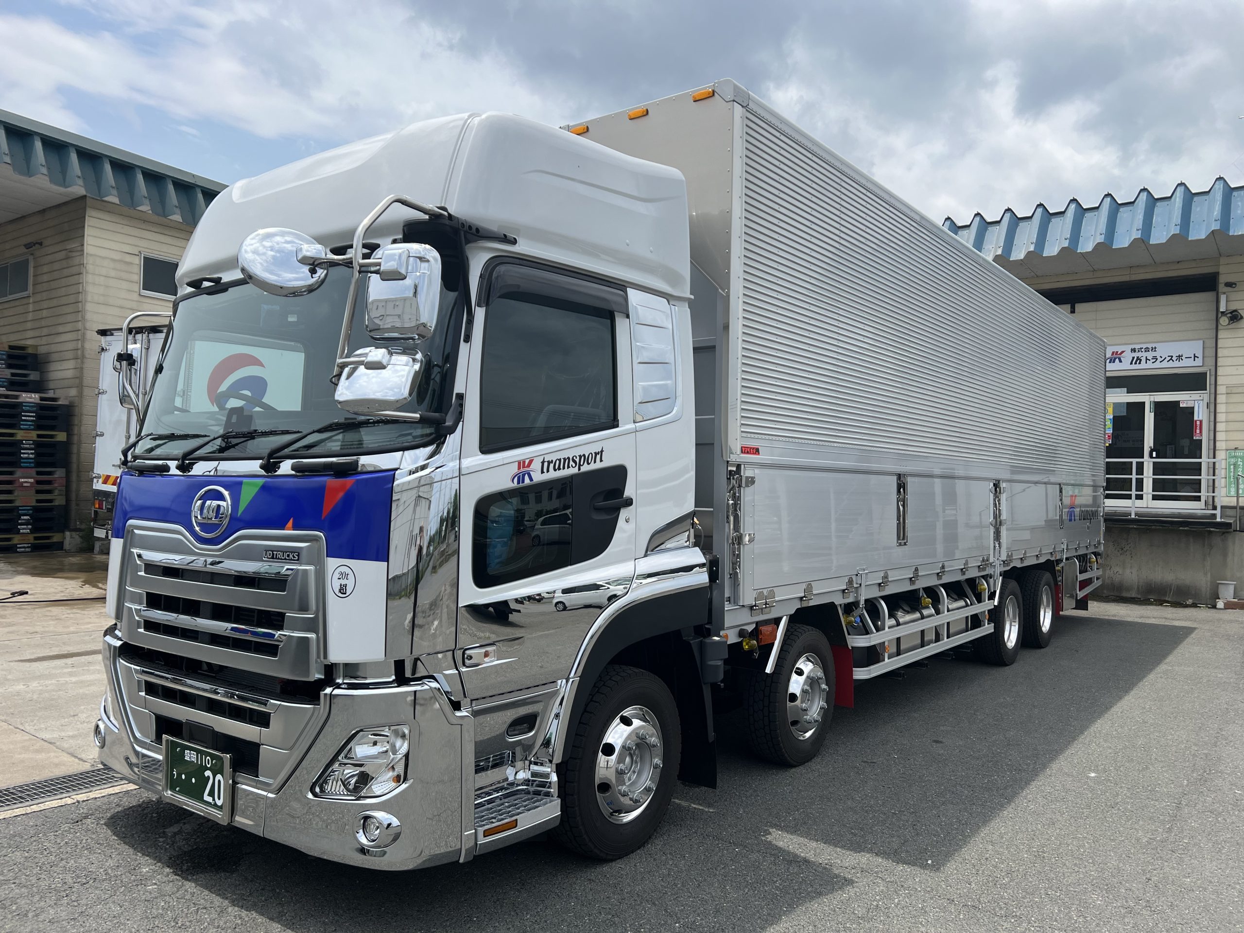 大型ウイング車の2台目新車が納車されました。